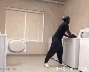 孩子,如果你不愿意坐在豪车里哭那就换我来 搞笑段子: 1.