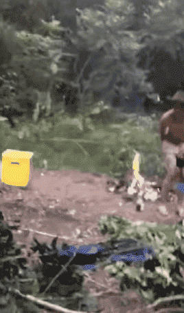爆笑gif:这难道是用钢管爬上去祭天?