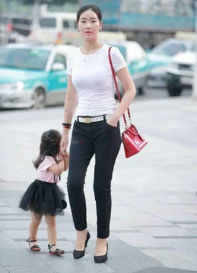 街拍:带孩子逛街的时尚辣妈,小白t紧绷的线条很是迷人