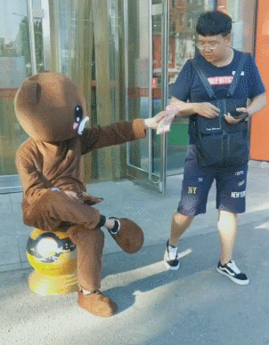 搞笑动图:姑娘!梦到什么了?这么动情
