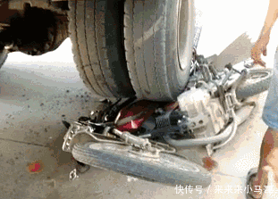 搞笑gif:兄弟请唱k,说有很多女等我过去,一进门,懵了