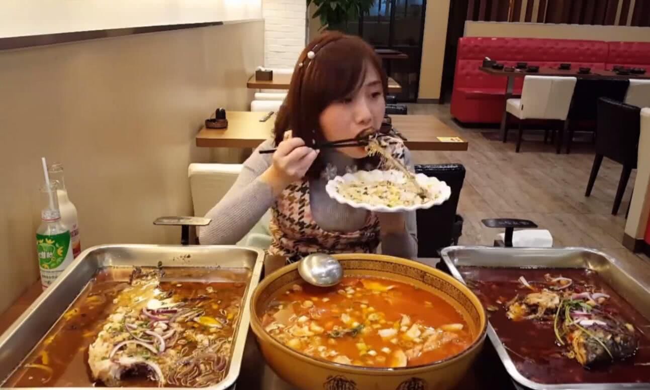 大胃王密子君吃烤鱼,整整3大盆,吃的毫无形象