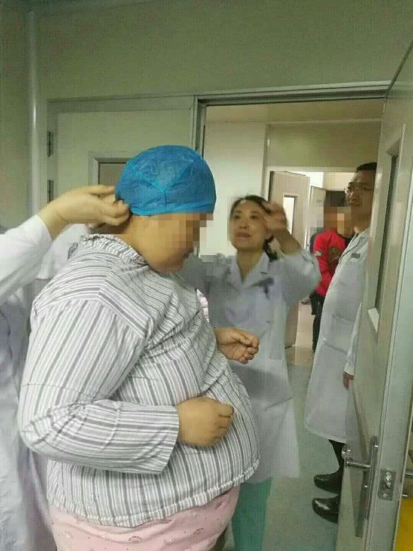 74斤婴儿!手术全程有人负责托举赘肉