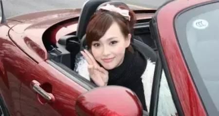 女明星开车的样子,杨颖打34分,热巴打59分,唐嫣打120分都嫌少