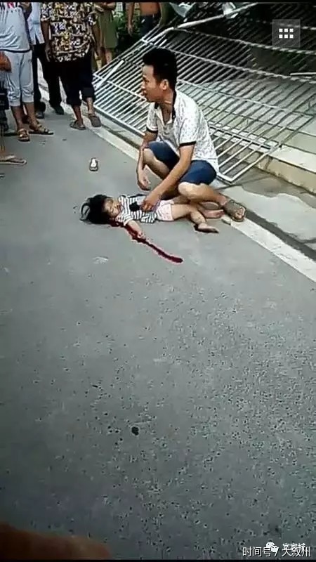 宜宾一小女孩从18楼与防护栏一起坠下!孩子当场死亡!地