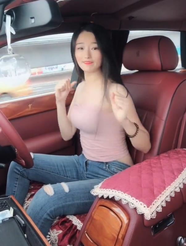 漂亮的女司机,身材好显得异常娇艳