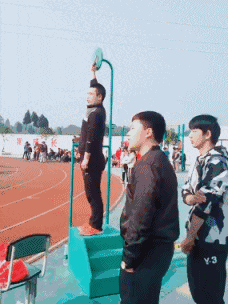 搞笑段子:刚才顺风的快递员在我们公司发飙了……