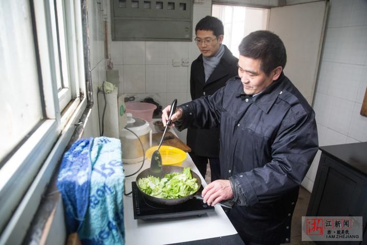 暖化!浙大宿管大叔陪读博士儿子 每日相聚幸福午餐