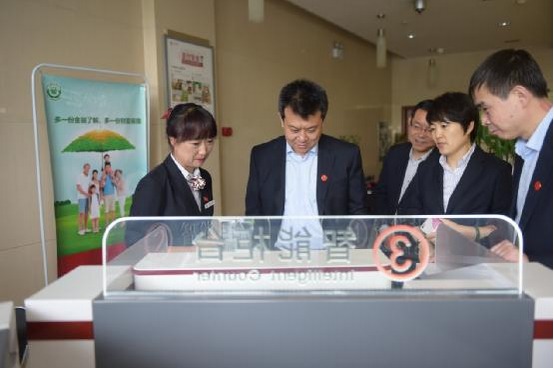 (图为:中国银行青海省分行王志恒行长调研智能柜台运行情况)