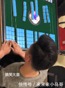 搞笑gif:妹子你这是欲盖弥彰啊,给大家说说这什么味道
