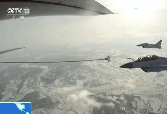 战机空中加油,是世界上的高难度飞行课目.