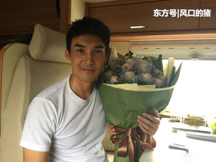 张铎全家近照,大8岁貌美被妻子其宠上天,婚后6年常分居未生育