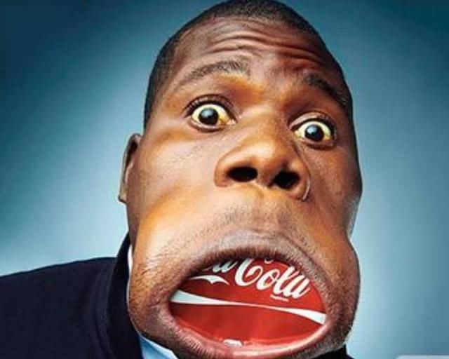 世界上嘴巴最大的人是一名来自安哥拉的男子,他的嘴巴宽达17厘米