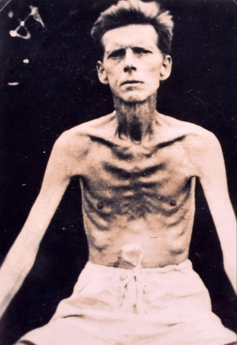 旧照揭二战英军在日战俘营受虐瘦成皮包骨