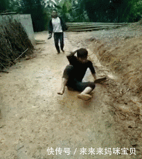搞笑gif:农村不仅套路深,路也滑呀