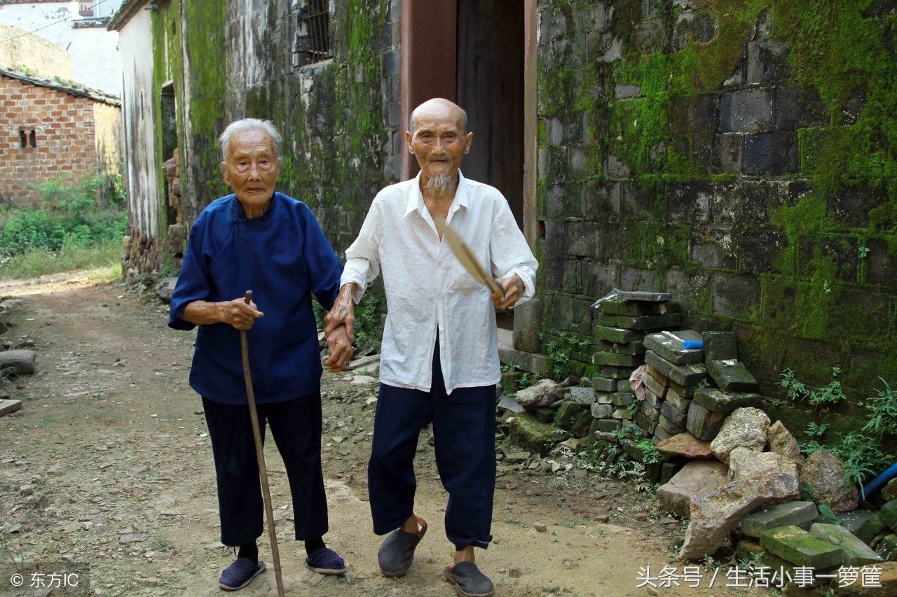 百岁老人夫妻恩爱80年 紧紧挽着对方的手他们最快乐的