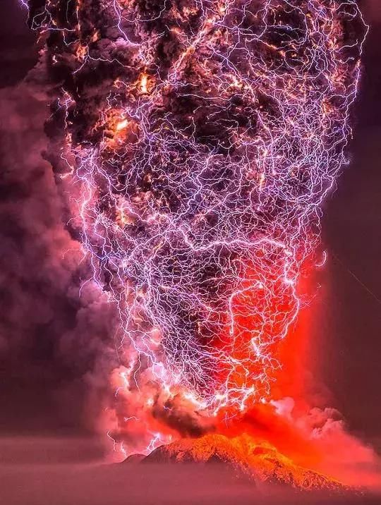 闪电与火山爆发融合的罕见瞬间,真是自然奇观