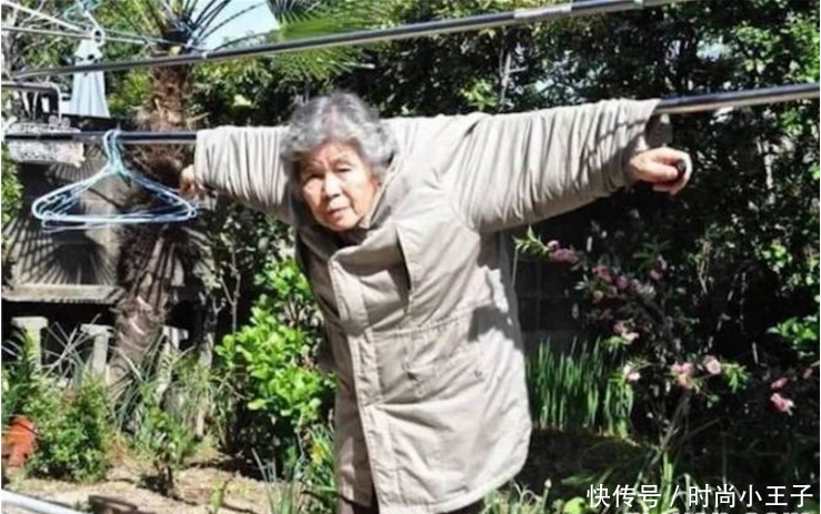 日本90岁老年痴呆奶奶搞怪照片走红,我也盼望痴呆的无忧无虑了