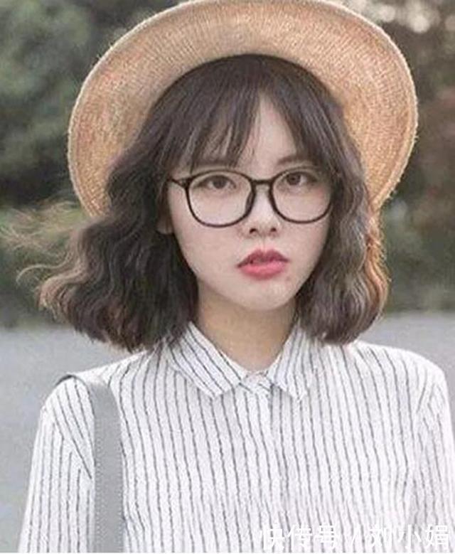 清爽感十足的齐耳短发很适合烫一点小卷发效果,发尾全部都烫出小卷