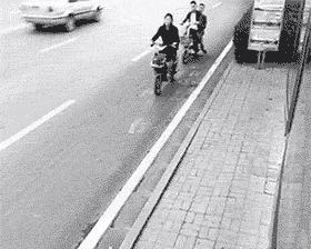 搞笑图片笑话幽默段子爆笑gif:看谁还敢超车