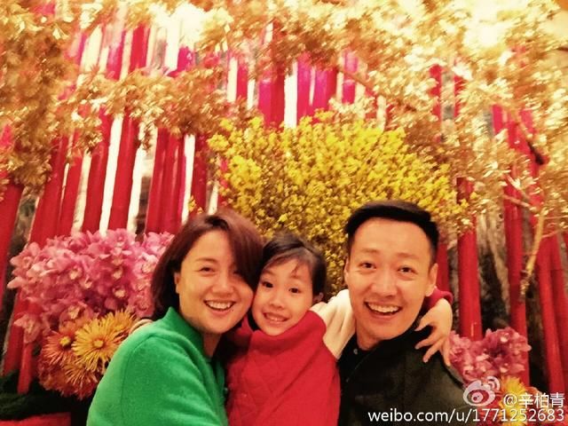 44岁辛柏青与老婆朱媛媛生活照曝光 夫妻颜值高女儿长