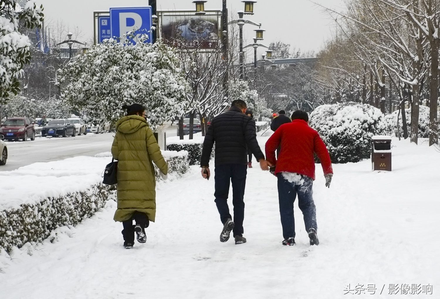 西安大妈雪地滑倒 路过男子伸手扶起她