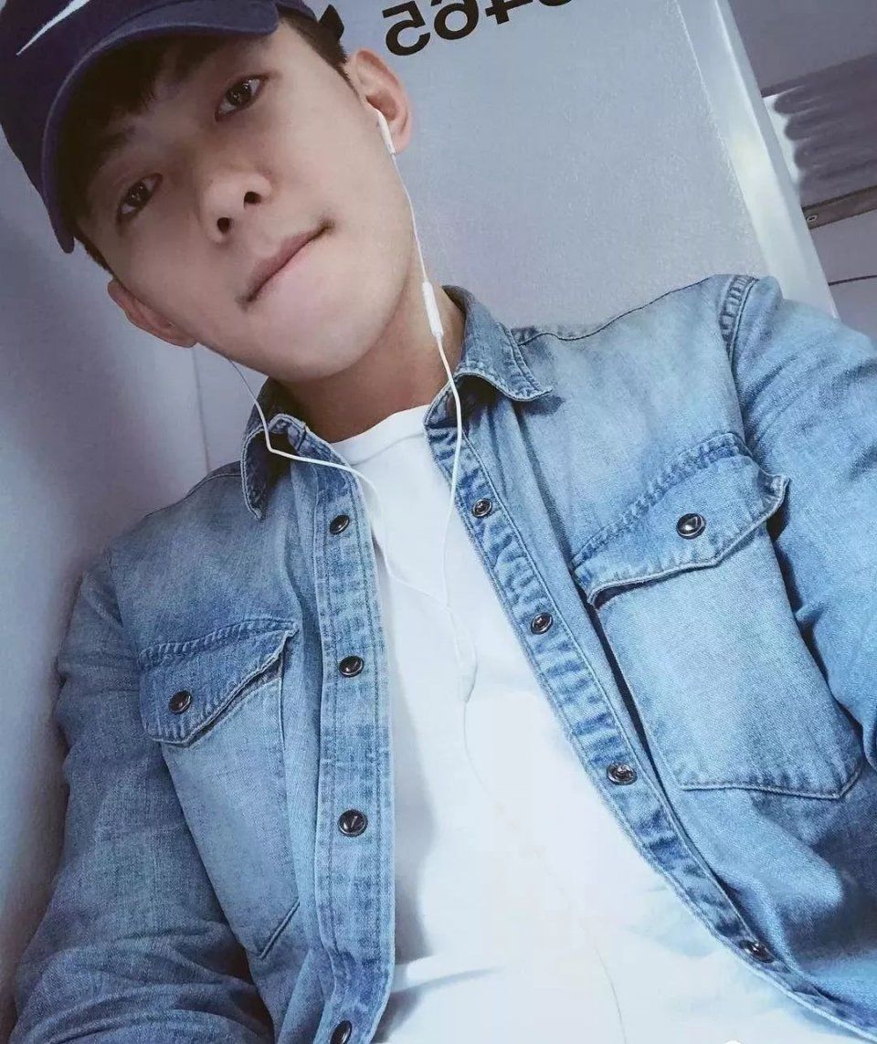 白白净净的小奶狗穿运动短裤秀小腹肌
