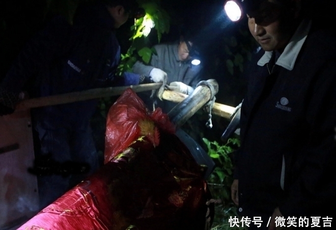 这个村子好奇葩,老人去世棺材路边停放7年,无人问津