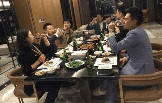 老板请客户吃饭,我帮他结账,隔天让老板还钱,听到他的