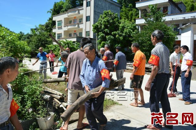 信宜池洞"红袖章"助力新农村建设