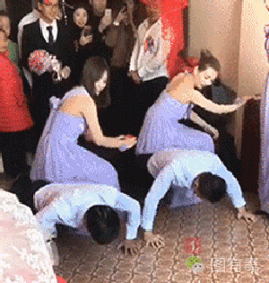 搞笑gif:这样喂鱼太危险,女朋友都差点被吃了