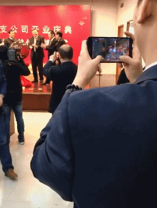 搞笑gif:酸爽的撕皮,胆小勿看