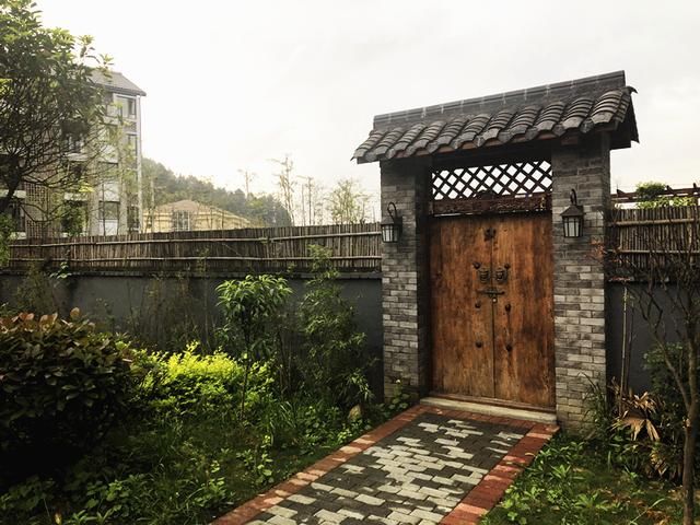 重庆主城旁的雍山谷巴渝民宿能闻着松香的民宿