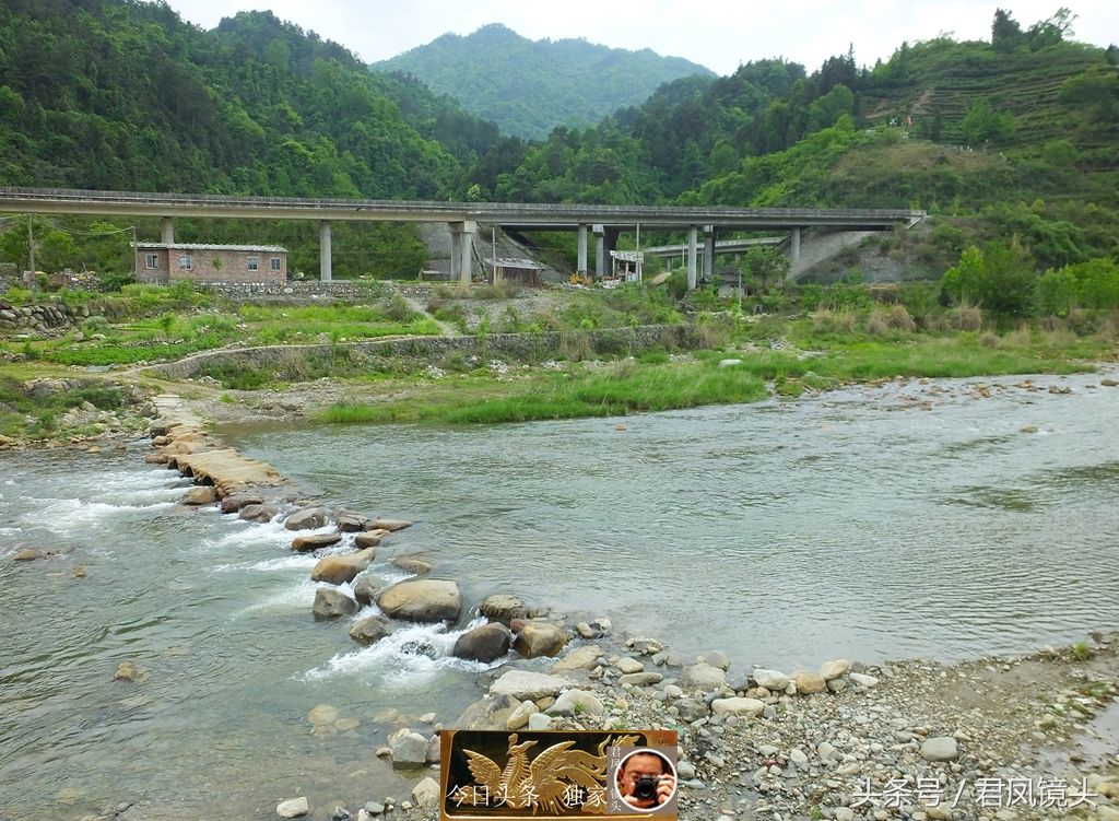 湖北宜昌:乡村,小河绿水潺潺!河中有奇石,你想去捡吗?