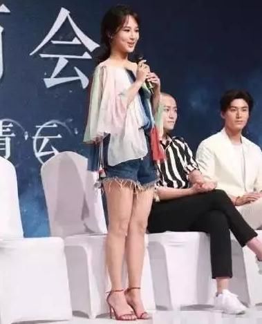 直接说周冬雨摔成表情包也不为过,瘦瘦的她和杨紫一样不能不p腿