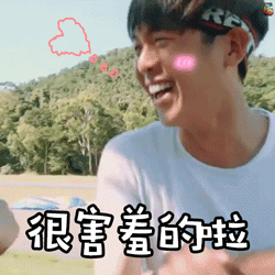 在《拜托了冰箱》节目中何老师更是对着王嘉尔撩起了土味情话,第一次