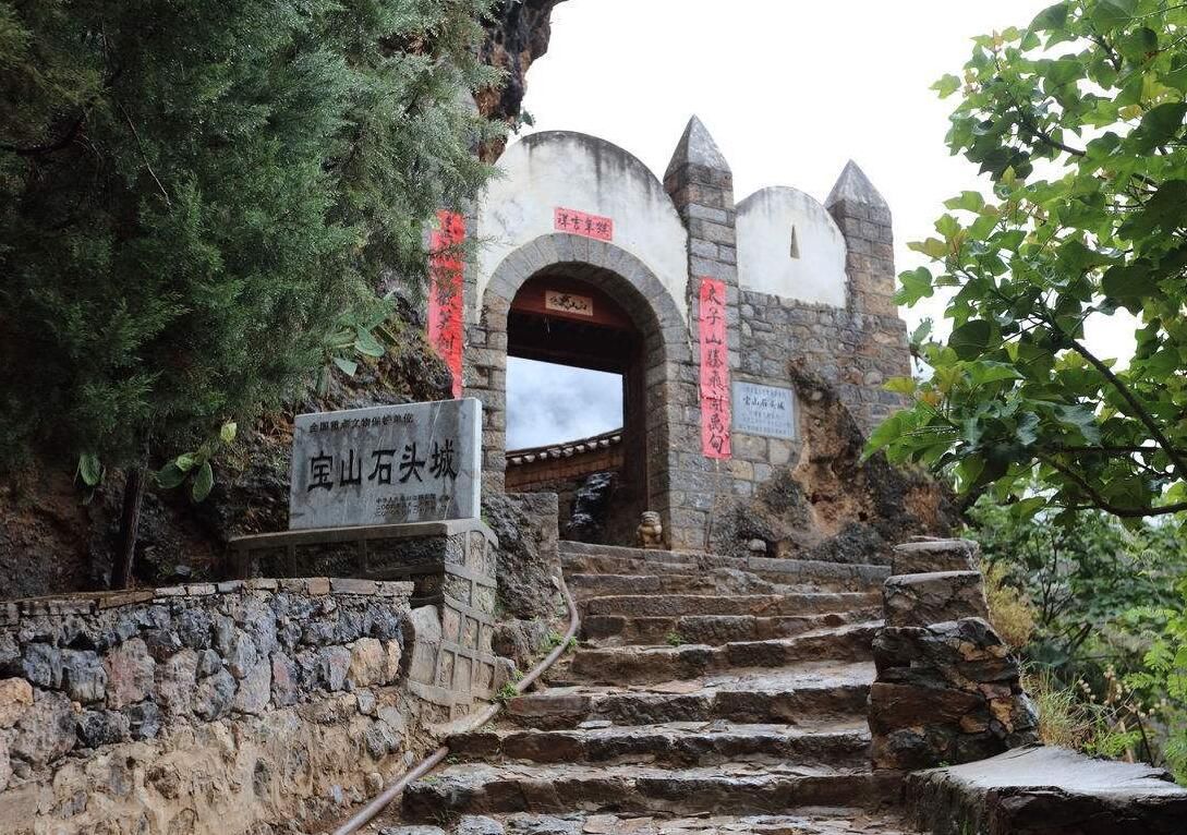 丽江宝山石头城纳西语称为"拉伯鲁盘坞",意为"宝山白石寨.