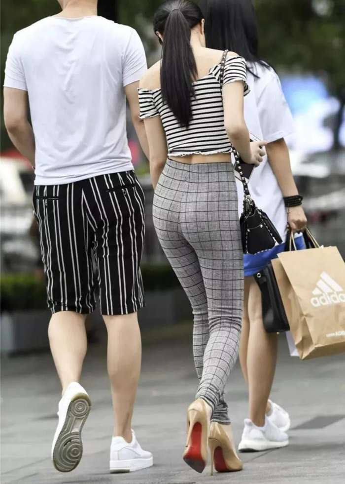 街拍:丰韵翘臀美女,穿紧身格子裤尽显婀娜!