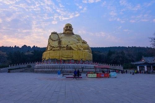 济南千佛山高31米的弥勒大佛,在蓝天下金光闪闪,佛光普照!