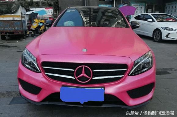 图中这款粉色系列奔驰c200是南京一小伙三年前入手的爱车,外形看起来