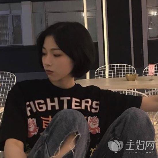 就这款齐下巴的波波头短发发型,发尾烫出一道大c字内扣卷弧度,与黑色