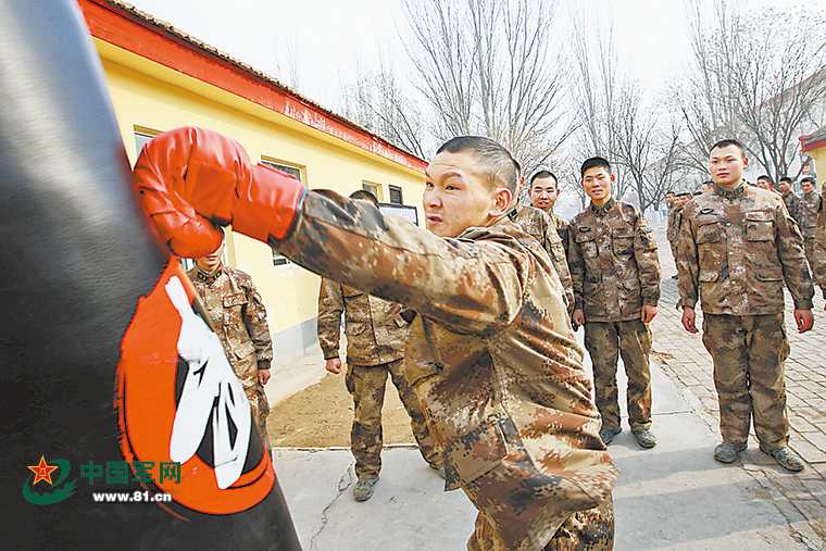 新兵公开设擂,这个武教头曾是一名"刺头兵"