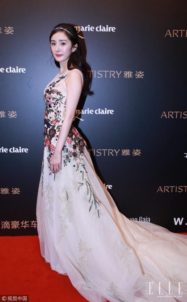 2018年的跨年晚会上,杨幂身穿georges hobeika蓝色钉珠透视甩袖曳地纱