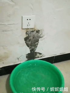 搞笑gif:带这样的头盔出门,你们母女俩莫不是来搞笑的