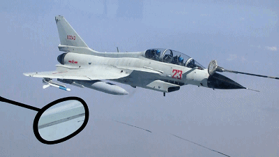 △完成加油后,战机迅速脱离,加油机平稳飞行,等待下一架次的歼击机