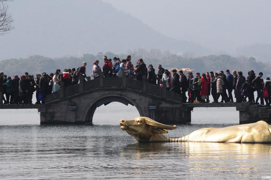 杭州春节旅游高峰:西湖断桥只见人海难见桥