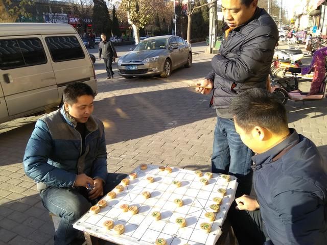 上高中时候,班上有许多同学,都喜欢下象棋,水平也参差不齐,我也有点