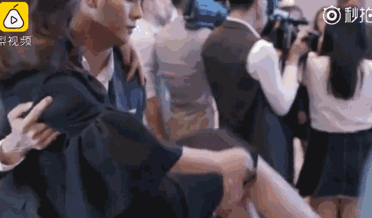 偶像剧的公主抱俊然是这样拍出来的,看到第六个的我笑