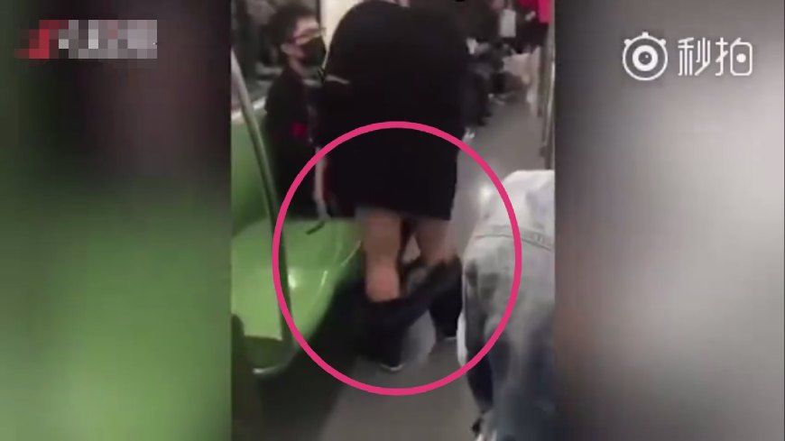 奇葩!女子地铁上当众脱裤子威胁男友要其下跪,男子两度下跪认错
