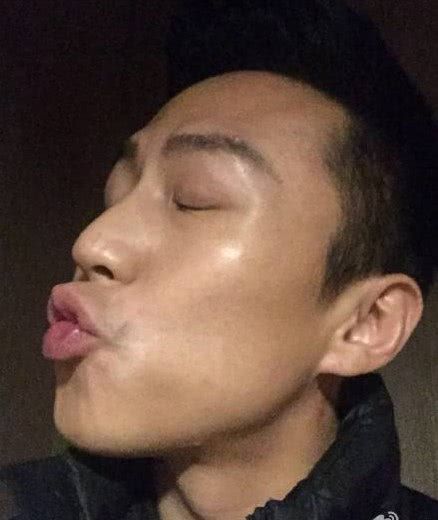 邓超你又出来搞怪了,这嘟嘴求吻的表情太销魂,小心娘娘回家收拾你.